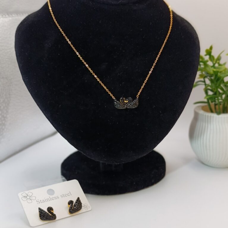 Black Swan Pendant Set